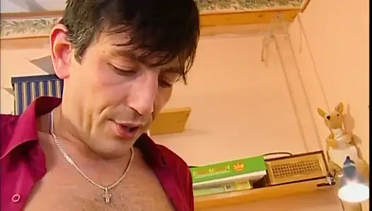 Çok güzel seksi orta yaşlı seksi kadın büyük bir klasik yarakla büyük memelerden sikiliyor ve dölleniyor