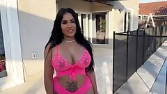 Goldendoll06 latina à gros cul est magnifique et a l’air sexy dehors dans sa lingerie rose sexy ! Je la baise juste dehors