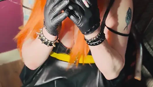 Рыжая Tina Snua курит 2 сигареты за раз носить кожаное платье и перчатки