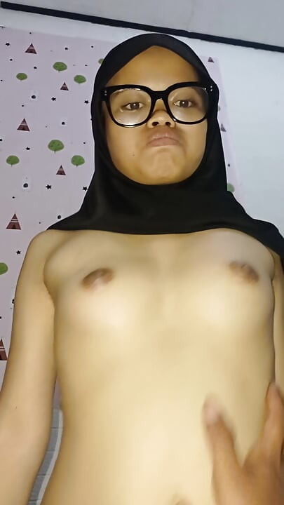 18-year-old hijab girl starts daring to appear in front of the camera