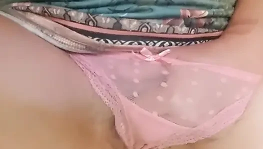 Ateşli sarışın orgazm olana kadar amını ovuyor