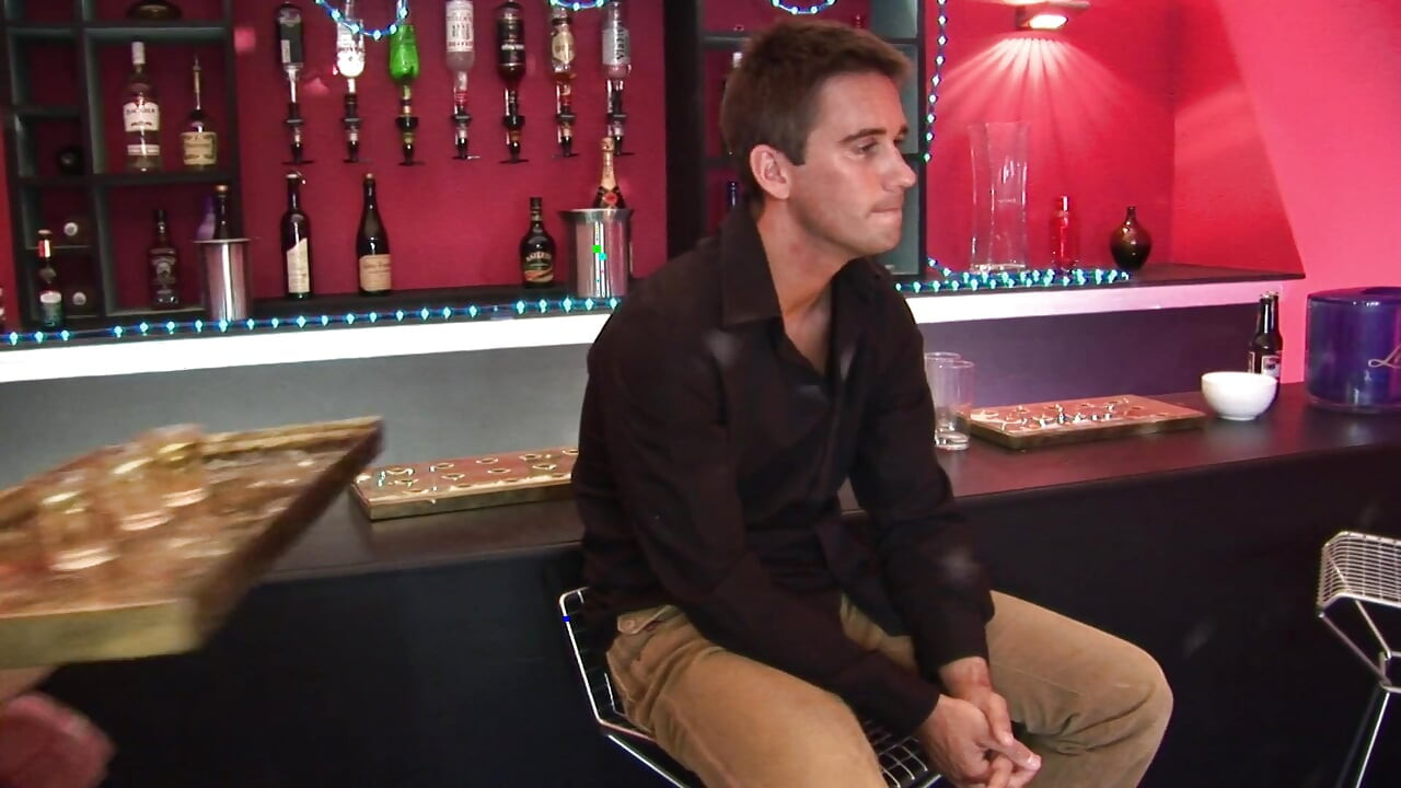 Geile blondine en brunette likken elkaar aan de bar met een ander stel in een neukscène