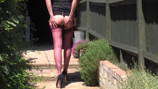Kinky milf plaagt haar lange met nylon beklede benen voor jouw aanbidding