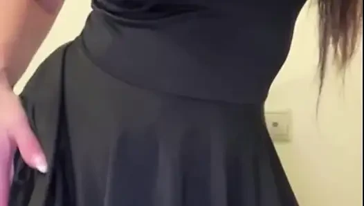 Stiefmutter mit dicken titten liebt es, zwei dildos zu lutschen