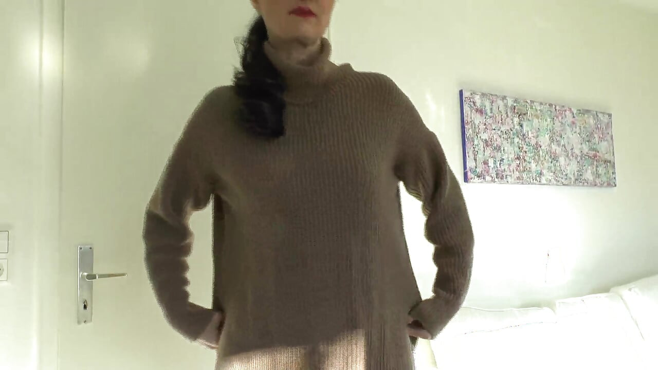 मेरे स्वेटर पर फुहार! लेडी विक्टोरिया वैलेंटे मोटी टर्टलनेक स्वेटर में