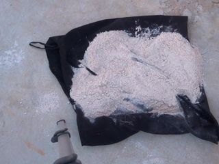 Sabbia schiacciata sulla gonna morbida a matita nera