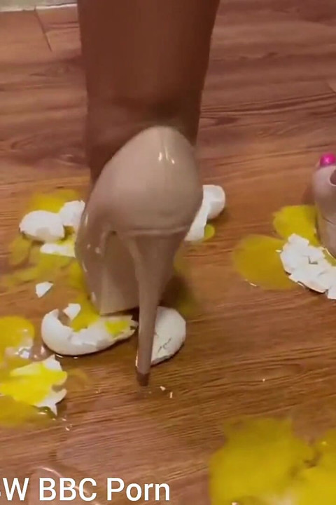 Cewek sange ini lagi asik muasin memeknya dengan sepatu hak tinggiku