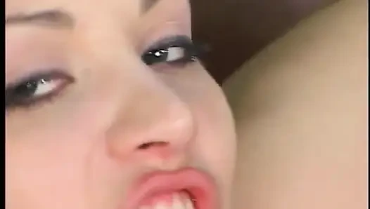Cewek seksi dengan pantat aduhai ini masukin memeknya ke kontol tebal yang ngaceng