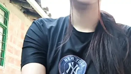 Gadis seksi ini muncrat dan muasin memeknya sendirian untuk penggemarnya
