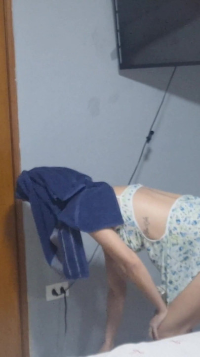 L-am primit pe tehnicianul de la cablu TV fără chiloți și i-am dat pizdă fără prezervativ! | Clip 1