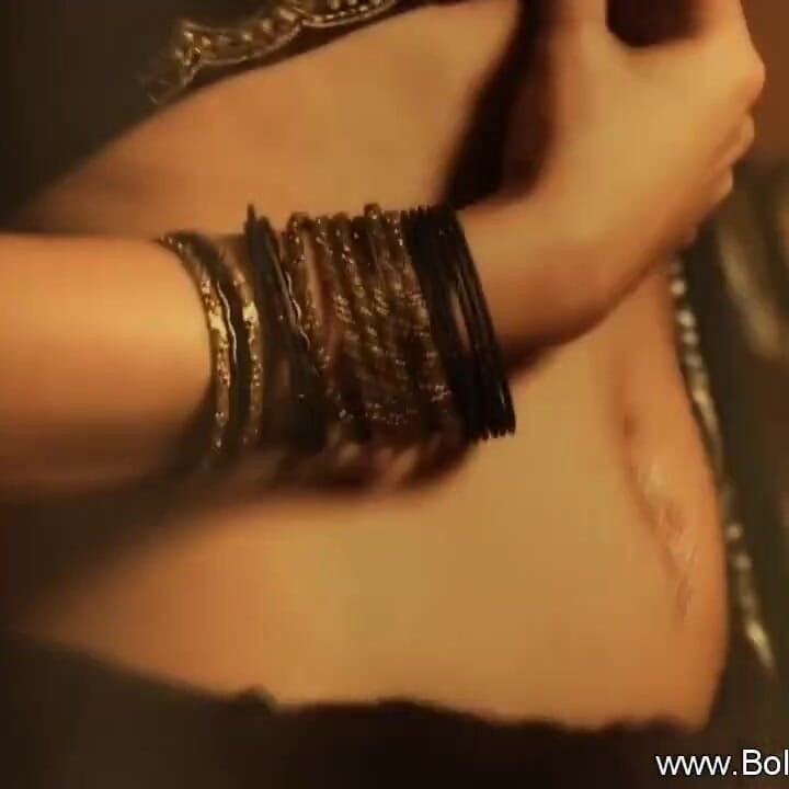 Prachtige babe danst en toont haar sexy lichaam