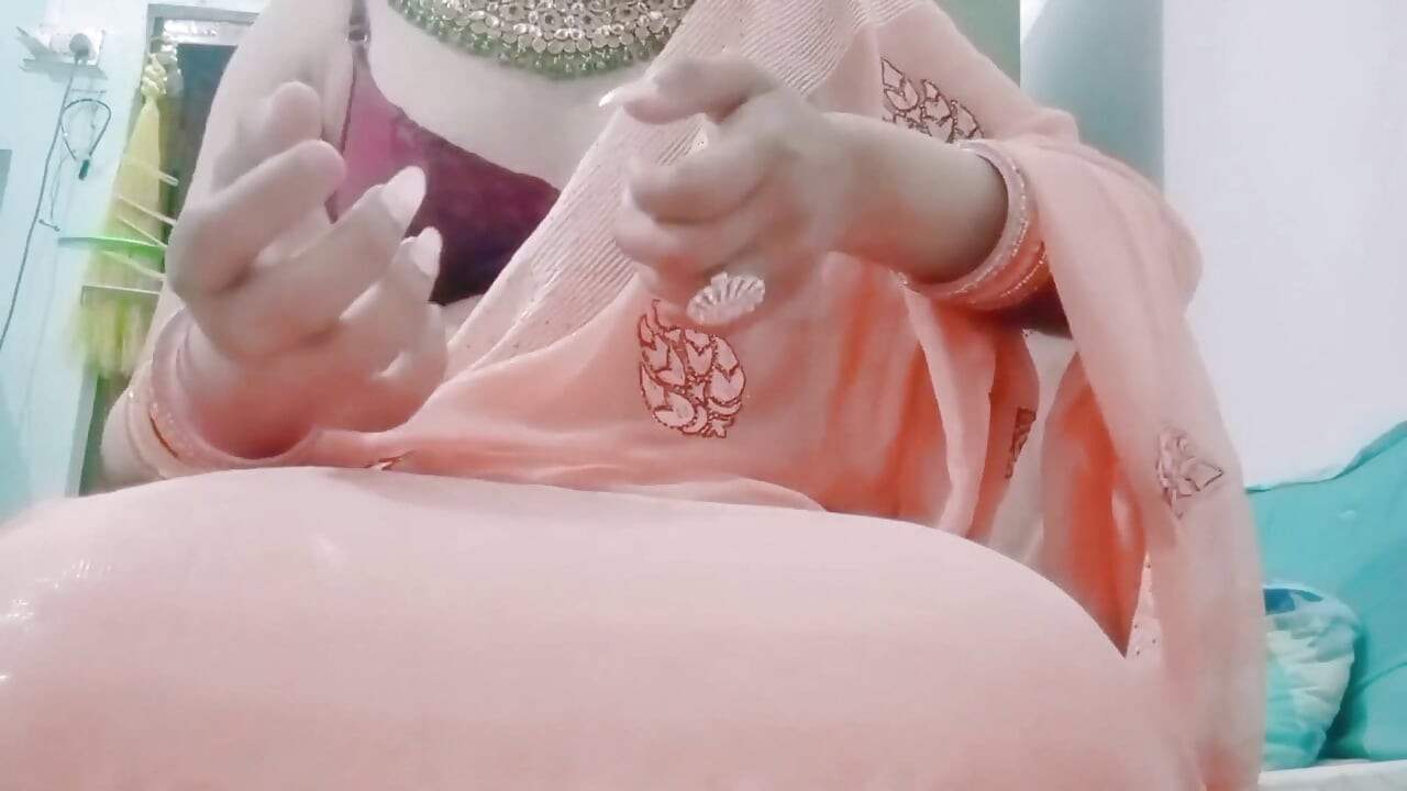 Indijski gej crossdresser gaurisissy se oseća napaljeno u svilenom saree pravom domaćem seksu