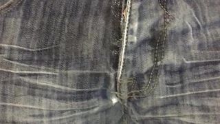 Мокрая джинсовая ткань и трусики