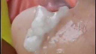 Sperma in haar mond