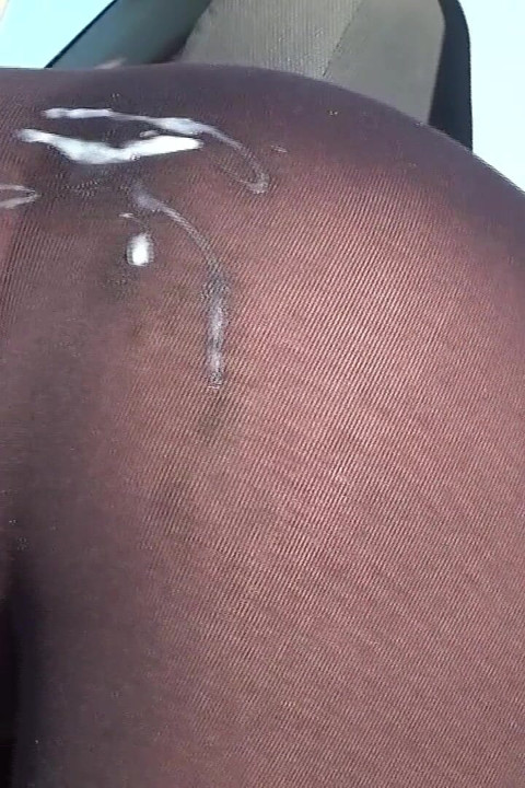 Hete pijpbeurt en klaarkomen op een hete kont in doorzichtige legging