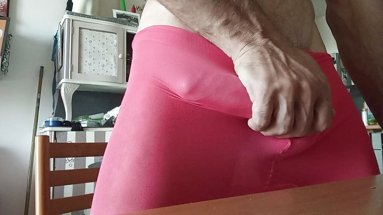 Pembe çoraplar içinde uzun ve gergin
