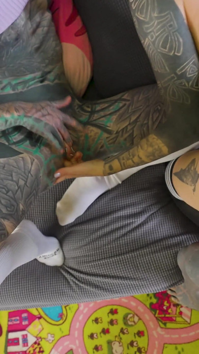 Sudut pandangan pertama awek gothic panas bertiga dengan dubur cermin mata, ATM, pancutan muka