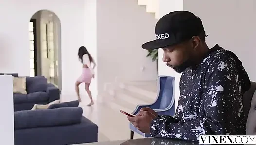 Vixen Gorgeous Rich Girl Seduces Her Bodyguard