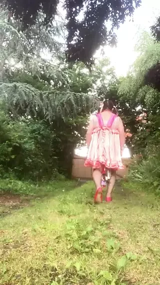 U spavaćoj haljini sa trakama moje realizacije u sjejanju