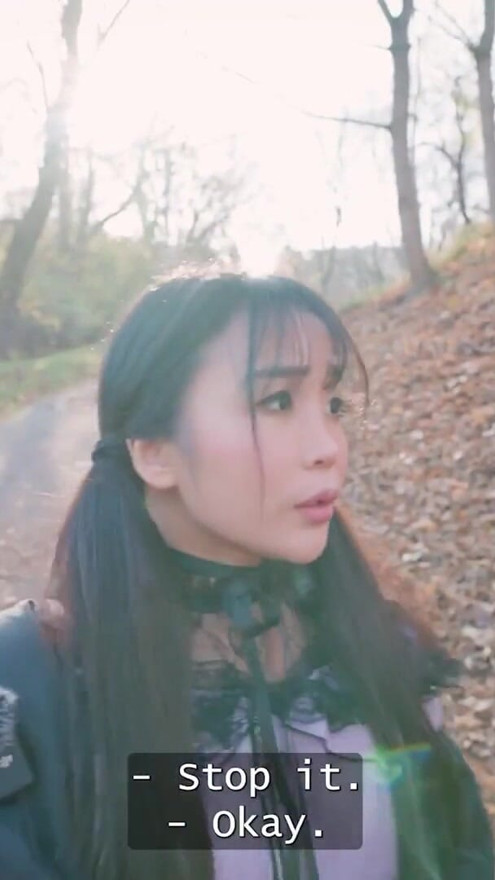 Hunt4k. Kawaii japanilainen turisti, jolla on isot tissit, imee vieraan munaa nurkassa | Klippi 1