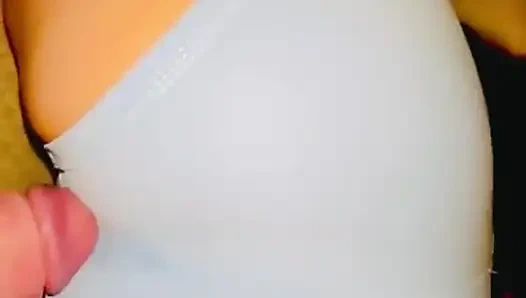 Трение моим большим членом об идеальную тугую верблюжью лапку жены в йога-шортах раком