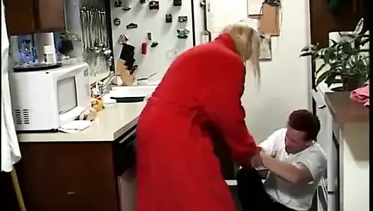 Olgun büyük memeli sürtük kanepede derine almak için bacaklarını aralıyor