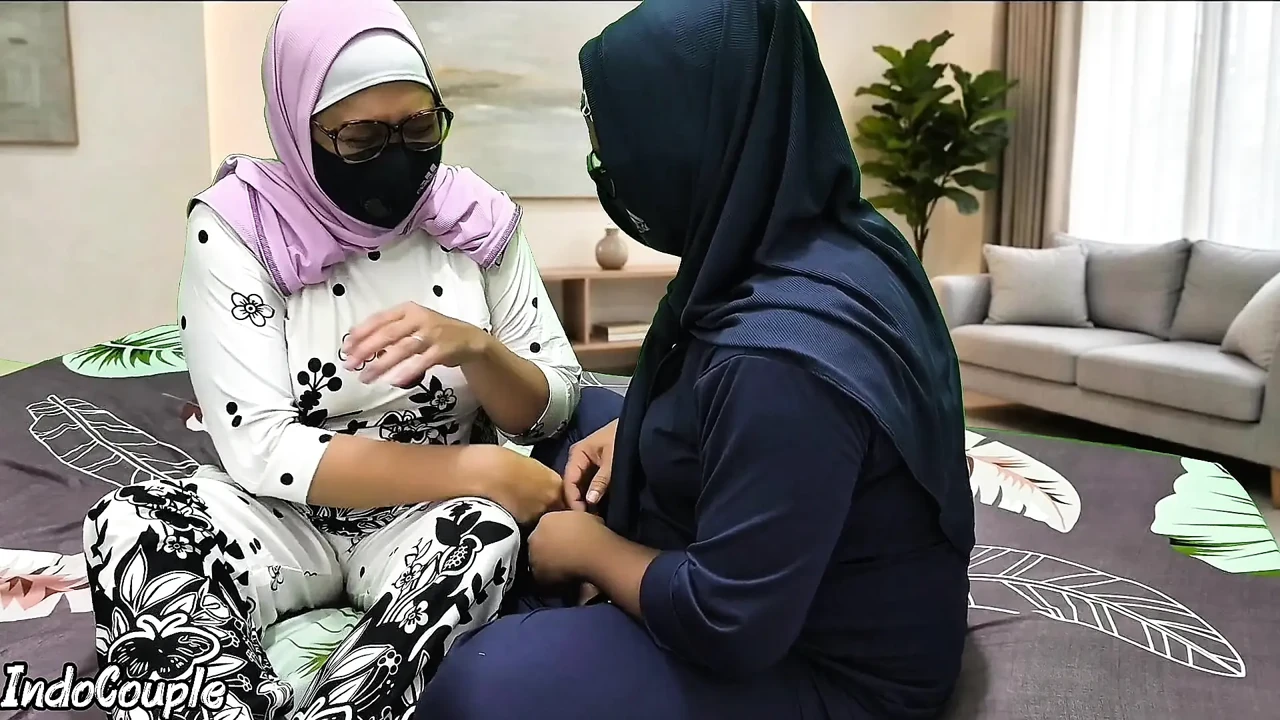 Gadis Berhijab Memeriksa Ukuran Payudara Dan Saling Menyentuh Dan Menggosok Memek