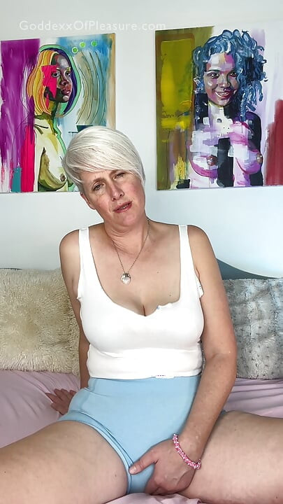 StepMommy Helps StepDaughter Relax Before Bed (JOI)