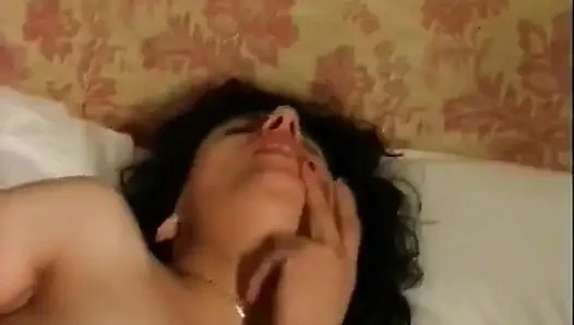 Cewek ini tiba-tiba bangun dan memeknya dijilat habis-habisan sampai dia mengerang keenakan