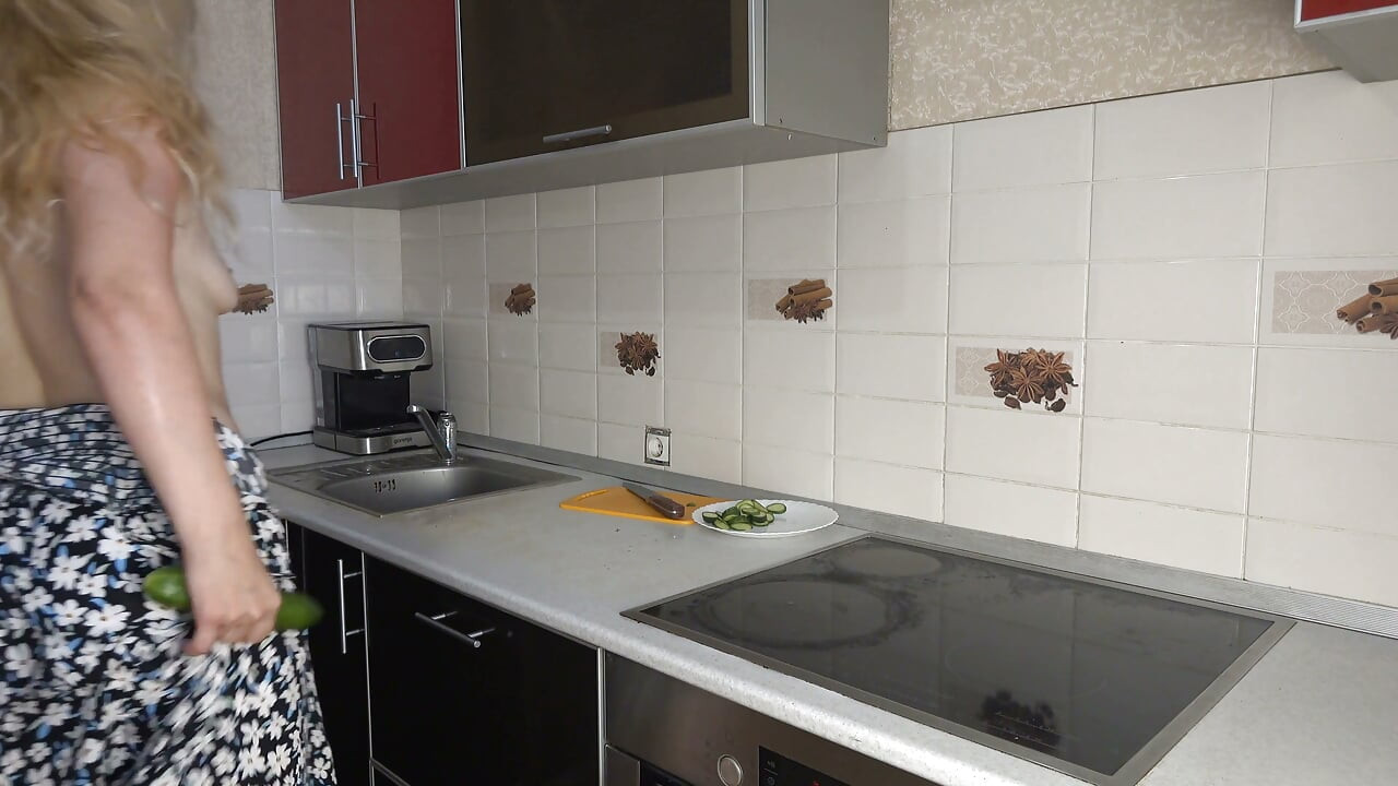 Yüksek sesle fışkırarak boşalana kadar salatalıkla kendimi sikiyorum