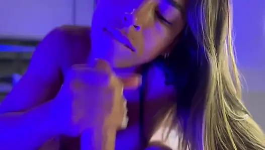 Mia nins schluckt zum ersten mal sperma