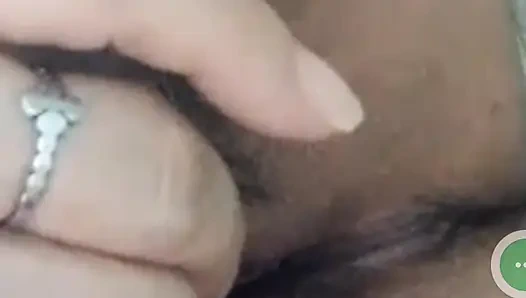 Играю с ее мокрой киской крупным планом