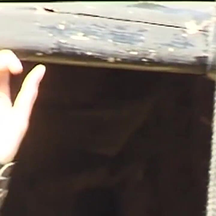 被绑住的黑发熟女被两个戴面具的壮男分享
