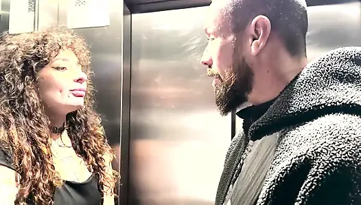 Dövmeli genç kız komşus un büyük yarağı tarafından parçalanıyor!