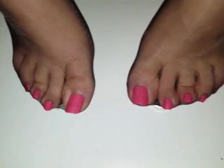 De délicieux pieds en nylon transparent à adorer avec des ongles peints