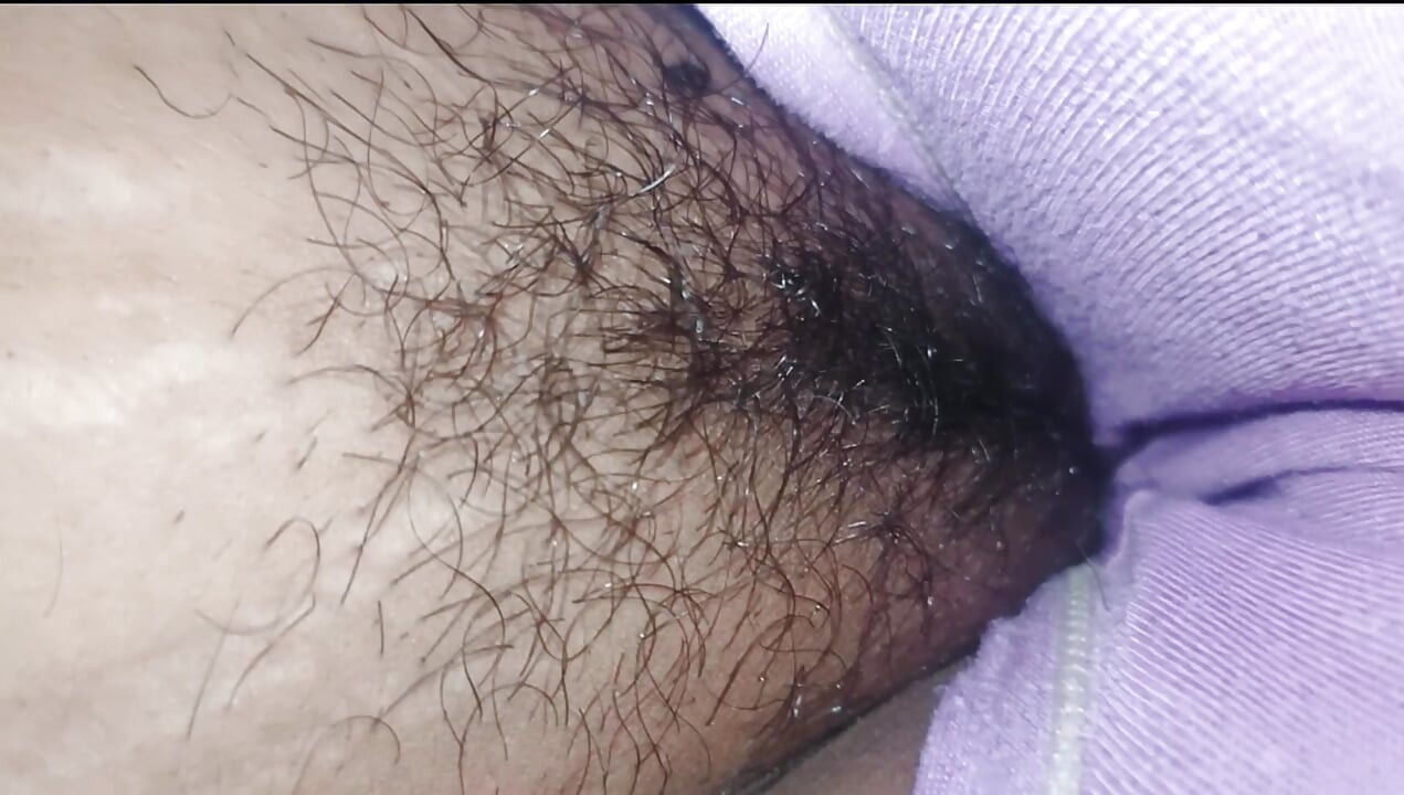 처제가 방에서 자고 있을 때 갑자기 그녀의 처남이 들어왔다