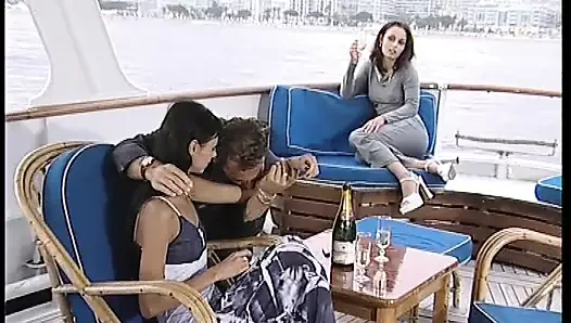 Harika memeli ve ıslak amcıklı ateşli kadınlar çifte sikiliyor