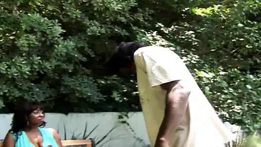 Heiße schwarze muschi mit dicken möpsen hat einen dreier mit zwei großen schwarzen schwänzen