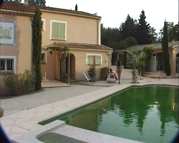 Lesbičky drobné kundičky lízají velký penis a šukají kundičku na zahradě