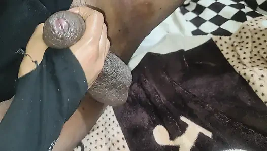 BEAUTIFULL SALI NE LUND ME TEL LAGAYA OR SAHLAYA LUND KO MAST LUND MASSAGE SEX VIDEO