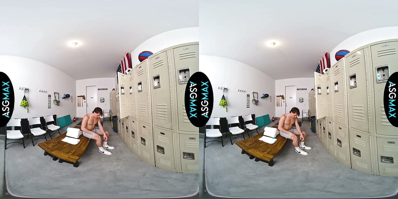 ASGMAX VR - 제이든 마르코스 코치가 VR 라커룸에서 대학 운동선수를 유혹하고 박는다
