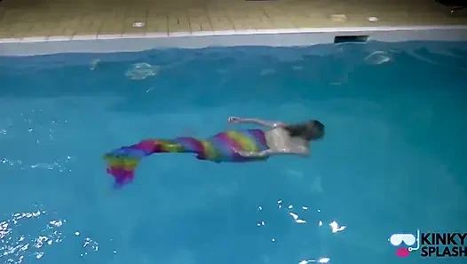 Putri duyung tertangkap menggodamu di kolam renang