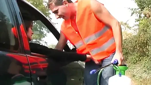 Erkek Arkadaşi, Anas Çalişani Tarafindan Onun Başini Mahvettiğini Biliyor