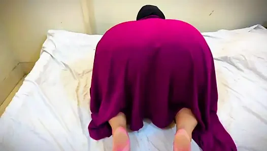 Aku nggak bisa memulai hariku tanpa ngentot bantal karena aku adalah tante super hot arab