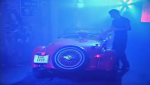 Muhteşem sarışın arabanın kaputuna götünü açıyor