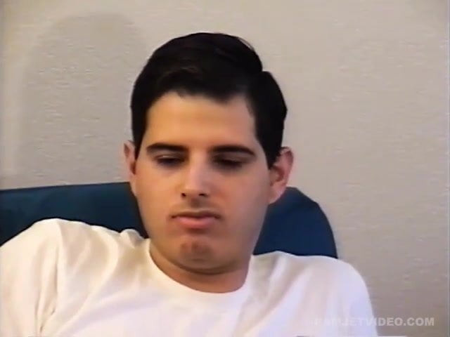 Jovem amador se masturba