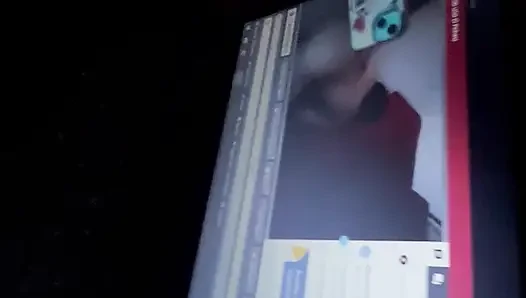Cewek cantik itu terbakar dengan pertunjukan langsungnya