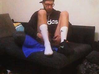 Твинк-шлюшка в белых Adidas_socks показывает себя тебе и использует его жадное, трахающееся очко действительно грубое и жесткое