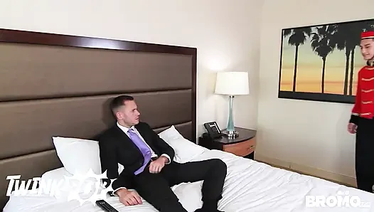 Twinkpop - şanslı bir otel konuğu iki muhteşem genç bellhops ile ateşli bir üçlü seks yapıyor