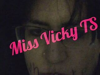 Dreckige Miss Vicky TS beschriftet